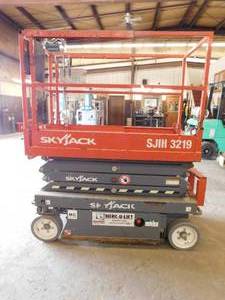 lot 19 image: 2017  SkyJack SJIII3219 Scissor Lift