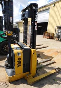 lot 22 image: Yale Walkie Stacker - For Parts or Repair