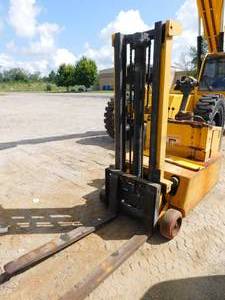 lot 24 image: Big Joe Counterbalance Stacker - For Parts or Repair