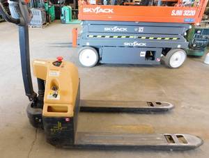 lot 27 image: 2018 Big Joe E30 Pallet Jack
