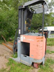 lot 31 image: Toyota 7BRU18 Standup Reach Electric Forklift - For Parts or Repair