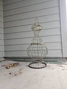 lot 57 image: Dcor Outdoor Wire Obelisk