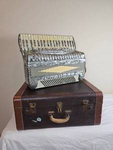 lot 16 image: Pearl Gray Titano Accordion model 5814 60-70s