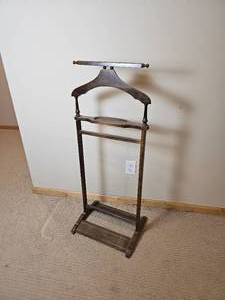 lot 130 image: Suite Butler Stand