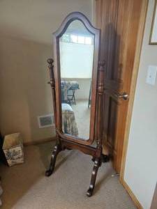 lot 71 image: Contemporary Standing Dressing Mirror