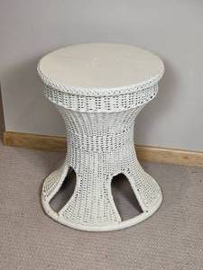 lot 26 image: Vintage White Wicker 2 Piece Collection Arm Chair  Hourglass Side Table