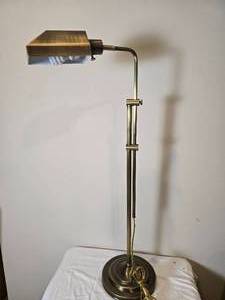 lot 140 image: Elegant Adjustable Brass Reading Floor Lamp - B