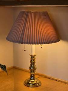lot 143 image: Elegant Vintage Brass Base Table Lamp