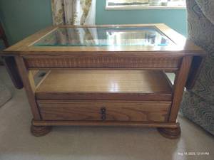 lot 5 image: Oak Coffee Table w Inlaid Glass