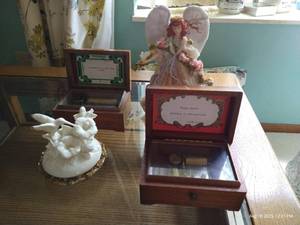lot 6 image: Music Box Lot
