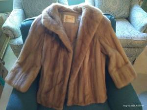 lot 16 image: Gorgeous Vintage Mandels GF & Fargo Mink Coat