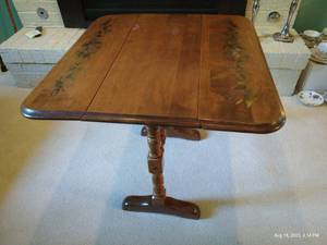 lot 18 image: Beautiful Vintage Accent Table w Fold Down Leaves