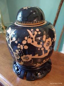 lot 19 image: Beautiful UND Pottery Lidded Jar