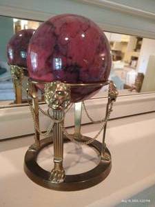 lot 21 image: Marble Ball w Stand- 4 Diameter