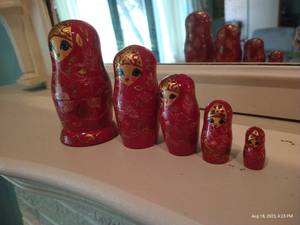 lot 22 image: Five Piece Russian Nesting Dolls