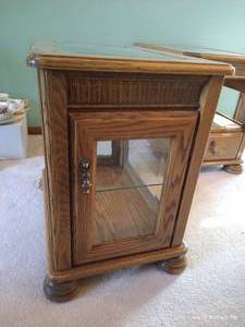 lot 27 image: Oak End Table w Glass Sides