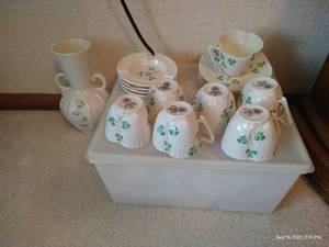 lot 44 image: Belleek Shamrock Ireland Teacups, Ash Trays & Vase