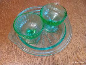 lot 45 image: Green Uranium Depression Glass Dish & Dessert Cups