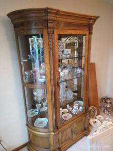 lot 48 image: Gorgeous Oak China Hutch (NO CONTENTS)
