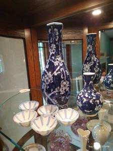 lot 50 image: Vintage Asian Vases & Tiny Bowls
