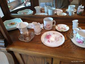 lot 53 image: Shelf of Misc. China Tea Cups, Cream & Sugar Bowls, Etc