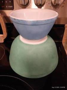 lot 72 image: Two Pyrex Bowls