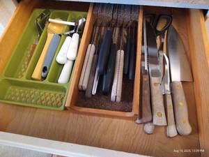 lot 73 image: Drawer of Knives & Misc Kitchen Utensils