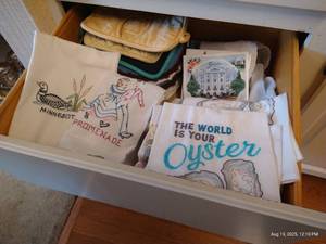 lot 74 image: Drawer of Towels, Trivets & Hot Pads