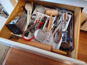 lot 75 image: Drawer of Kitchen Gadgets & Utensils