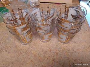 lot 80 image: (12) Patriotic Vintage Glasses