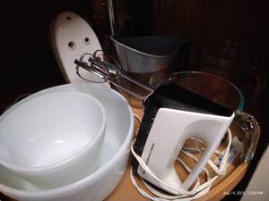lot 82 image: Mixing Lot Hand Mixers, Bowls & Measuring Cups