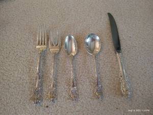 lot 104 image: (1) 5-Piece Setting of Wallace Sir Christopher Sterling Flatware