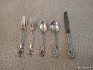lot 112 image: (1) 5-Piece Setting of Wallace Sir Christopher Sterling Flatware