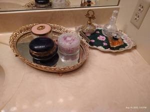 lot 117 image: Pretty Vintage Trays w Perfume Bottles