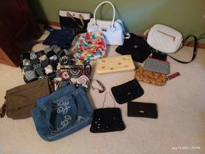 lot 122 image: Purse Lot