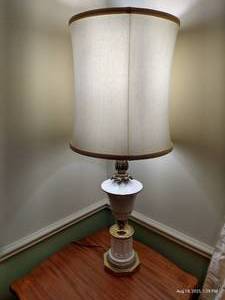 lot 124 image: Vintage Table Lamp