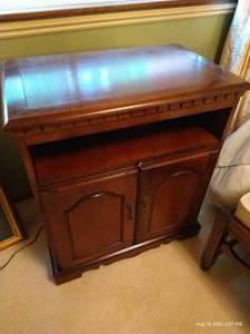 lot 128 image: Wood Tv Stand wSwivel Top