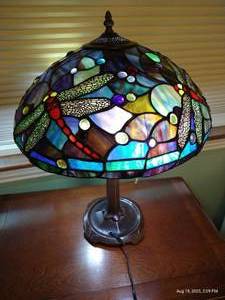 lot 129 image: Tiffany Style Stained Leaded Glass Dragonfly Lamp