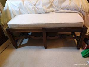 lot 130 image: Vintage Wood Bench w Cushion