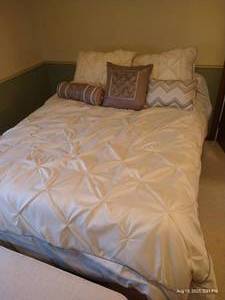 lot 133 image: Full Size Bed w Contents