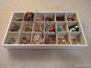lot 143 image: Costume Jewelry Tray