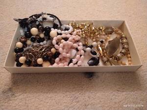 lot 147 image: Tray of Costume Jewelry, Mostly Necklaces