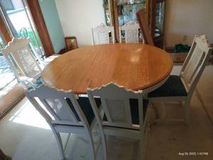 lot 180 image: Vintage Pedestal Table w Casters, Six Chairs & Three Leaves