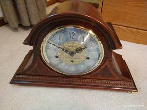 lot 195 image: Large Howard Miller Mantle Clock