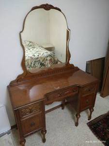 lot 218 image: Antique Dresser w Mirror & Casters