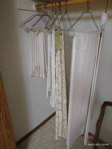 lot 220 image: Vintage Lace & Linens Lot