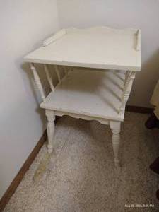 lot 221 image: Pretty Wooden Side Table