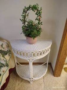 lot 223 image: White Wicker Side Table w Pink Rose Arrangement