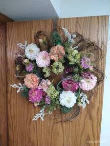lot 236 image: 24 Spring Wreath w Hook & Storage Box