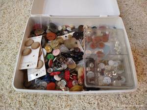 lot 246 image: Box of Buttons